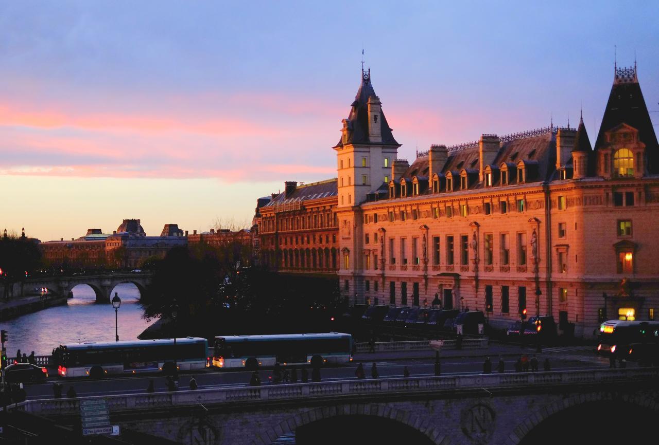 Two Bedroom Luxury Apartment - Balcony With View Of Notre Dame Paris Exterior foto